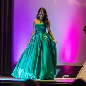 Selling my Emerald Green Sherri Hill Evening Gown
